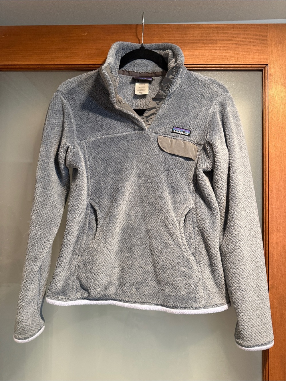 Patagonia Women's Light Gray Fleece Pullover with Snap Collar